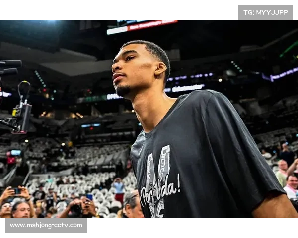 文班亚马膝盖碰撞瞬间下场检查，马刺内线防守告急